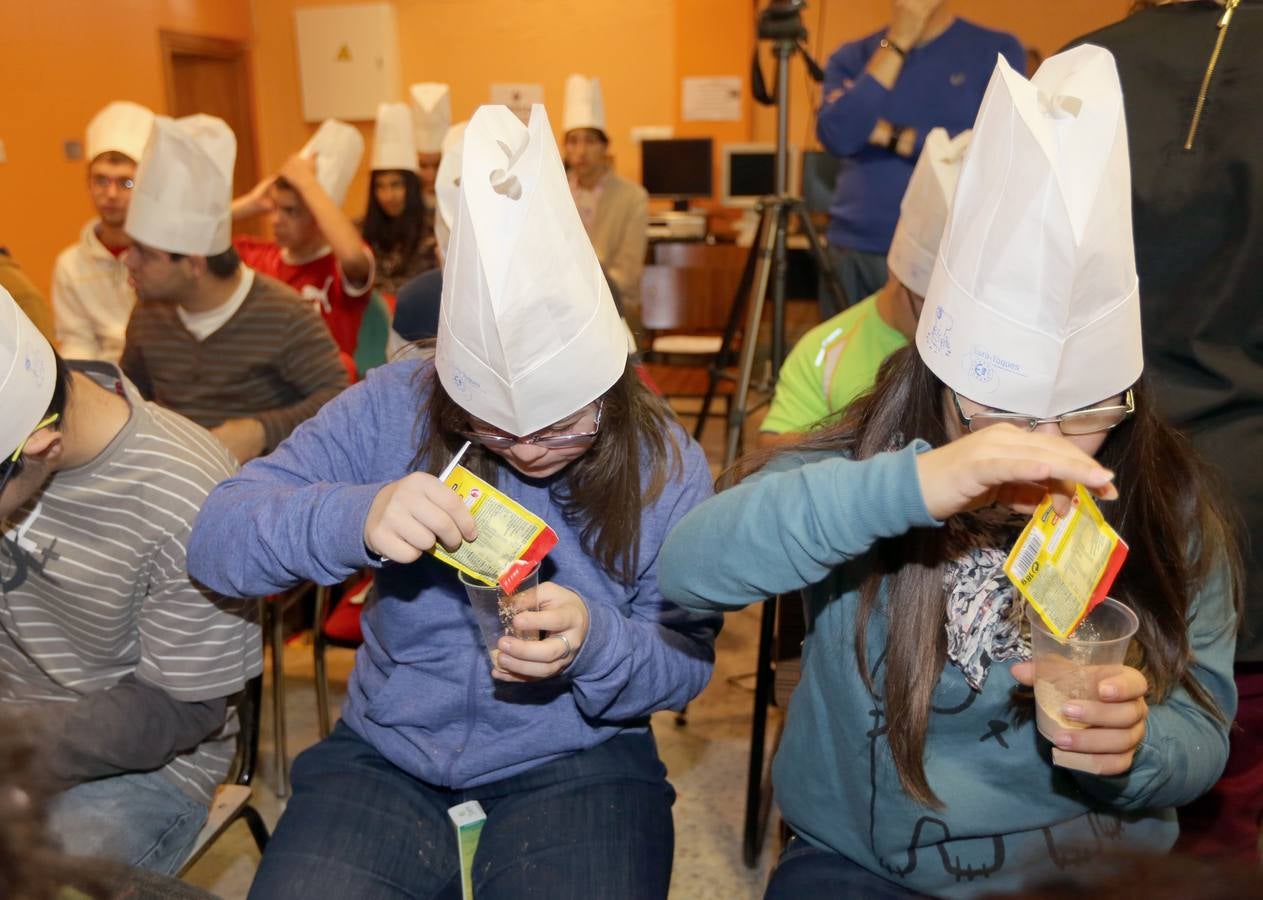 El cocinero Jesús Sanabria da una charla sobre los sabores a los alumnos del colegio El Pino de Obregón