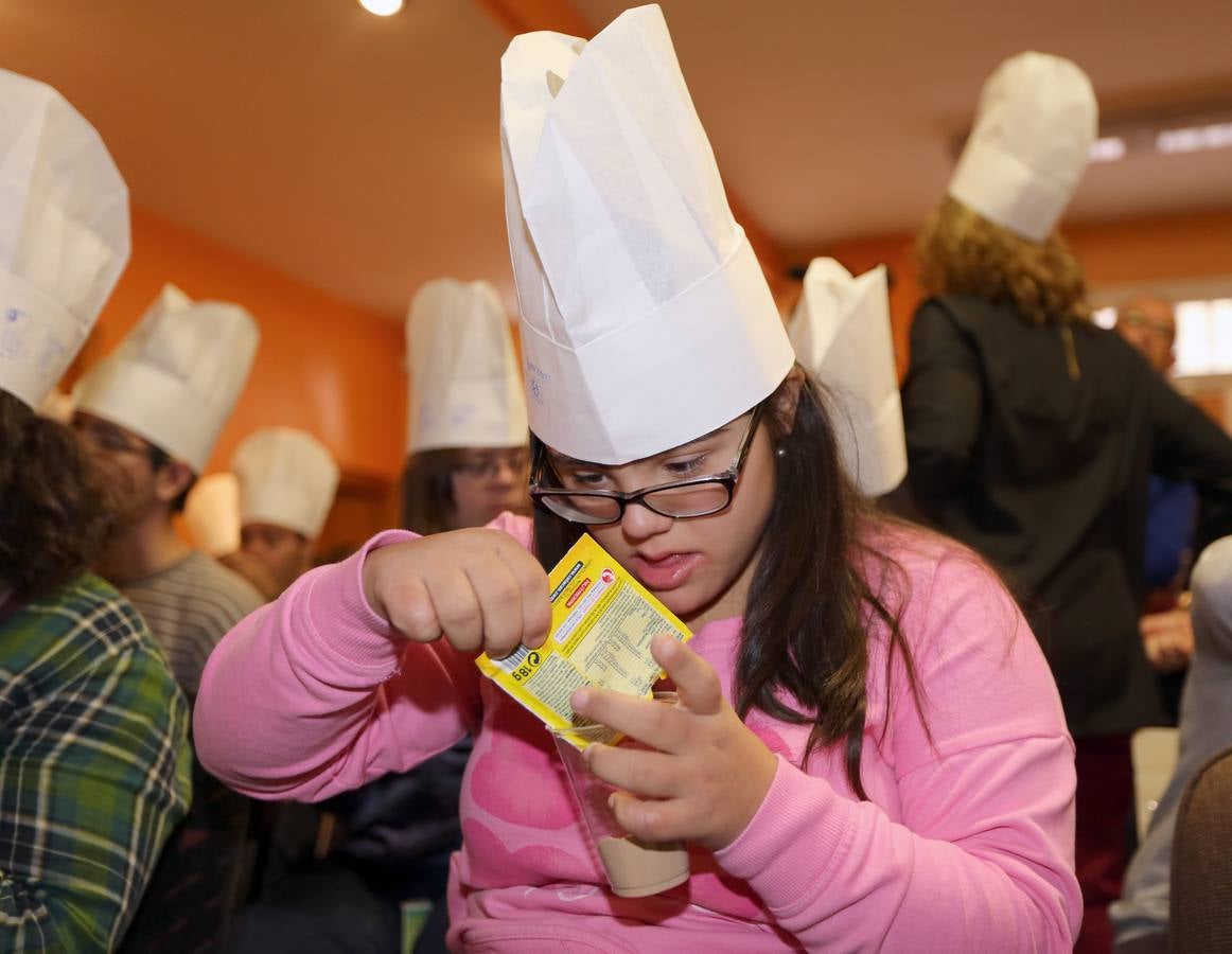 El cocinero Jesús Sanabria da una charla sobre los sabores a los alumnos del colegio El Pino de Obregón
