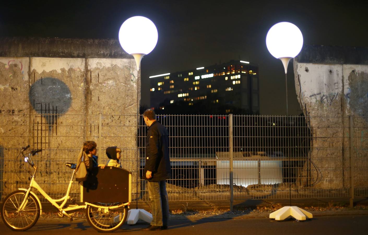 &#039;Lichtgrenze&#039;, el recuerdo del muro se ilumina en Berlín