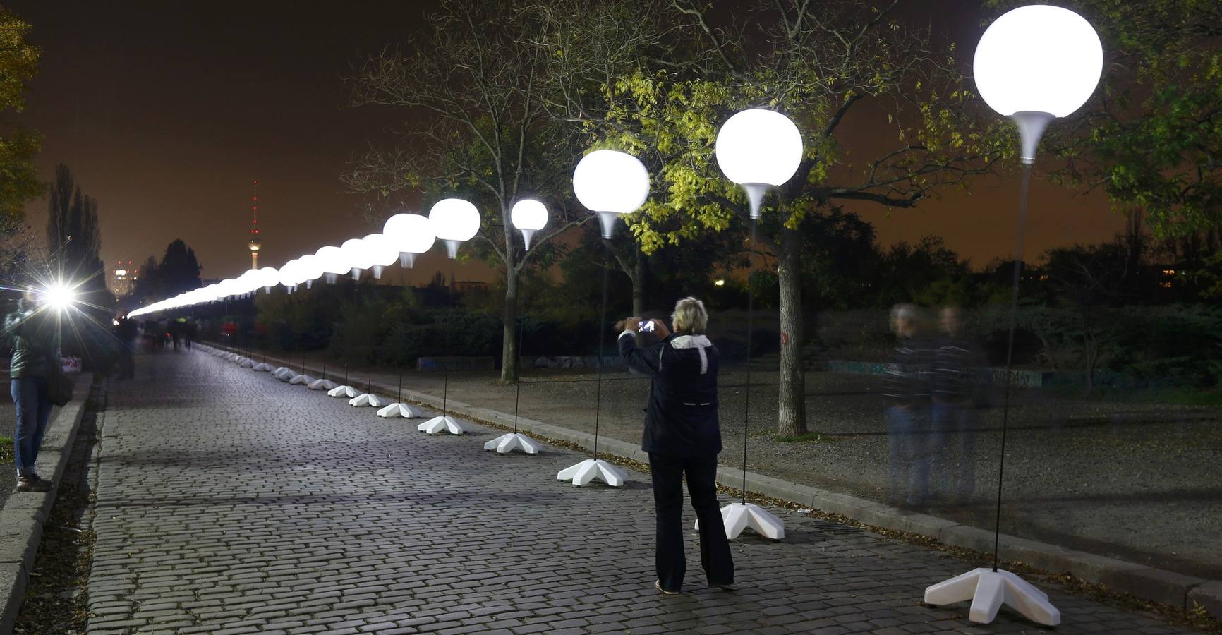 &#039;Lichtgrenze&#039;, el recuerdo del muro se ilumina en Berlín