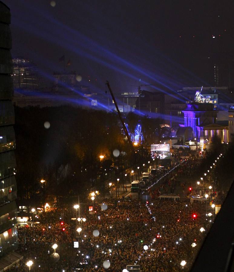 El cielo de Berlín se ilumina para festejar la caída del Muro hace 25 años