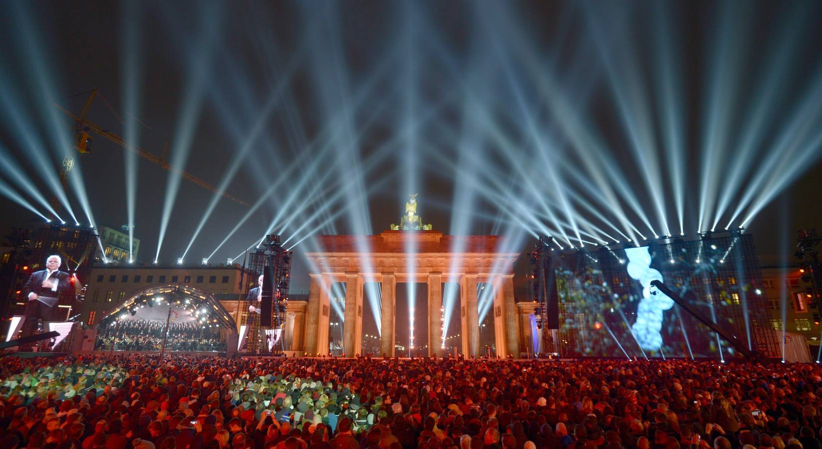 El cielo de Berlín se ilumina para festejar la caída del Muro hace 25 años