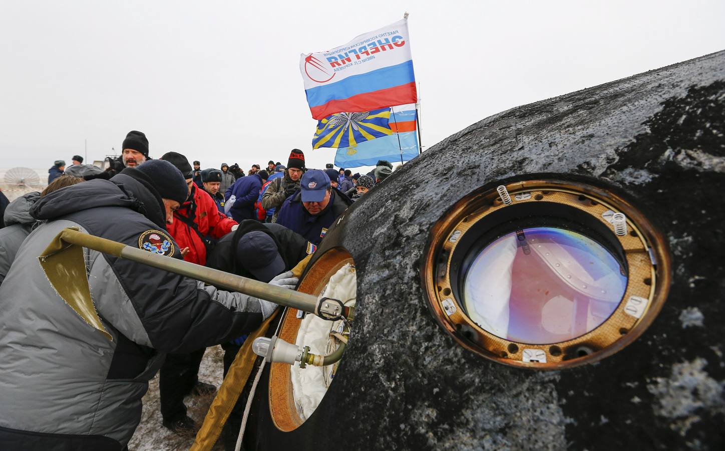 La nave Soyuz aterriza en Kazajistán con tres tripulantes a bordo