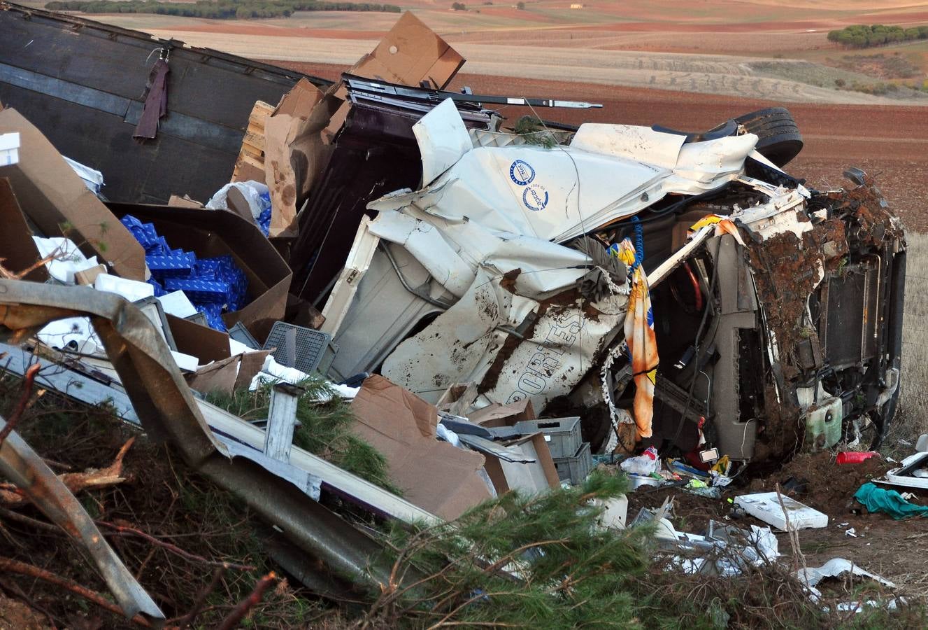 Dos camiones colisionan en la A-62 a la altura de Siete Iglesias de Trabancos (Valladolid)