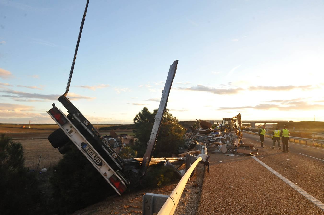 Dos camiones colisionan en la A-62 a la altura de Siete Iglesias de Trabancos (Valladolid)