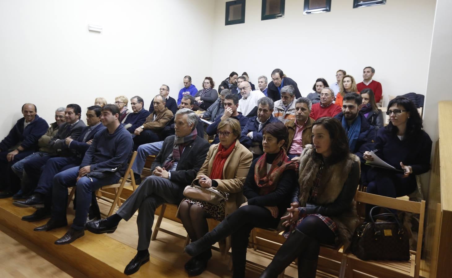 El público escucha al profesor en el salón de actos de Olivares.