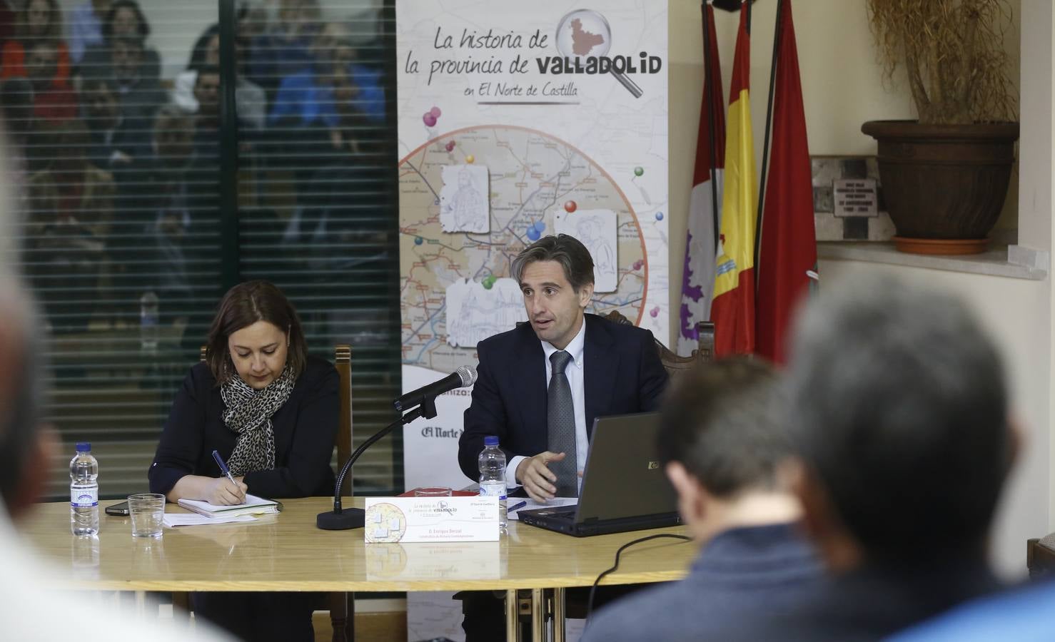 La jefa de la sección de Valladolid, Mar Domínguez, junto al historiador Enrique Berzal, en un momento de la conferencia.