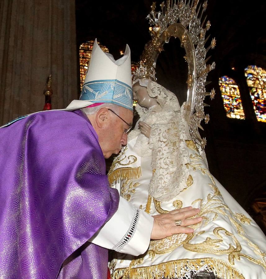 El obispo de Segovia, Ángel Rubio, besa el manto de la Virgen de la Fuencisla durante el acto de desagravio que tuvo lugar hoy en la Catedral de Segovia.