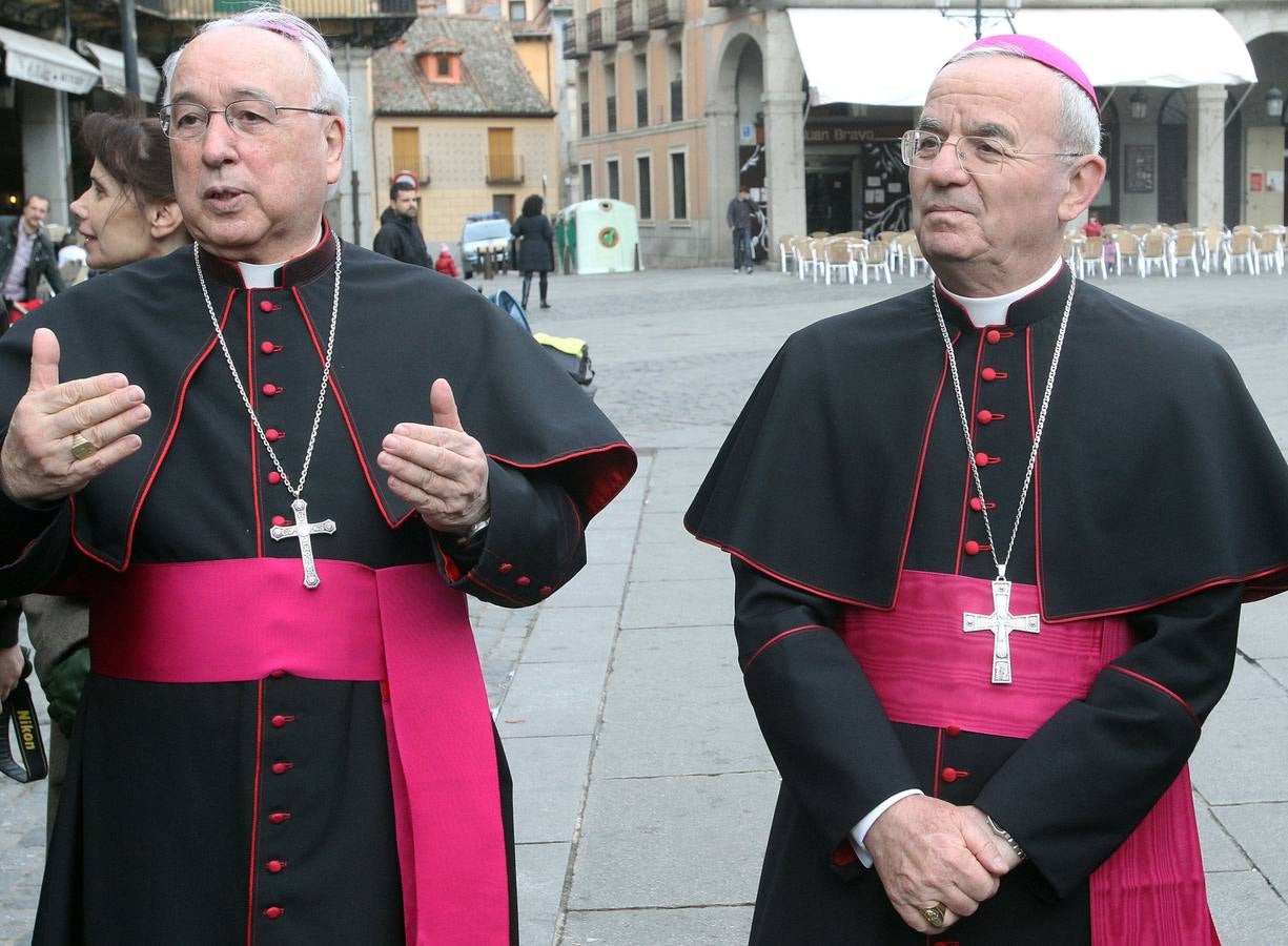 El obispo de Segovia, Ángel Rubio, y el nuncio del Vaticano, en la Plaza Mayor de Segovia tras el acto de desagravio hacia la Virgen de la Fuencisla celebrado en la Catedral de Segovia, tras el robo de las joyas de la Virgen.