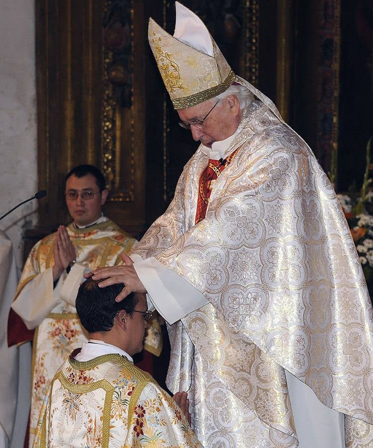 El obispo de Segovia impone sus manos sobre el nuevo sacerdote, en la iglesia de San Miguel.