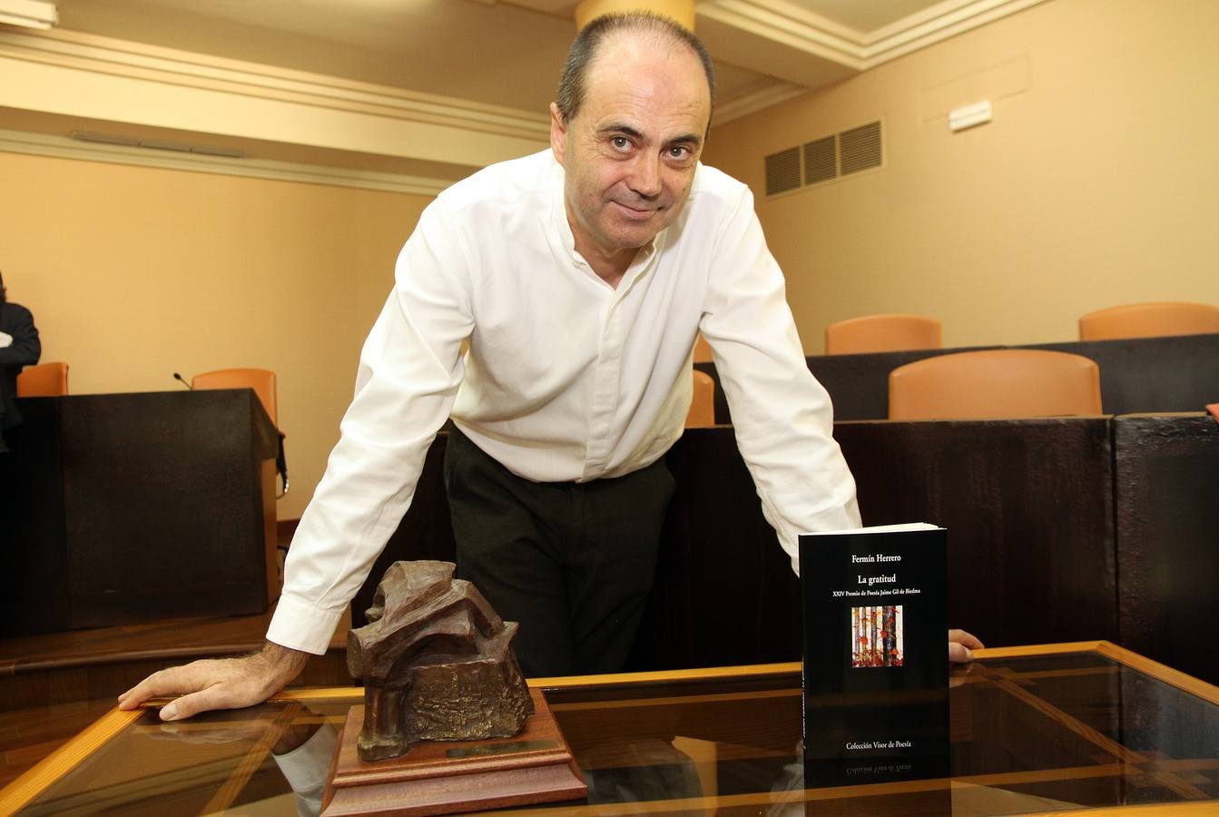 El poeta Fermín Herrero recoge en Segovia el XXIV Premio de Poesía Gil de Biedma