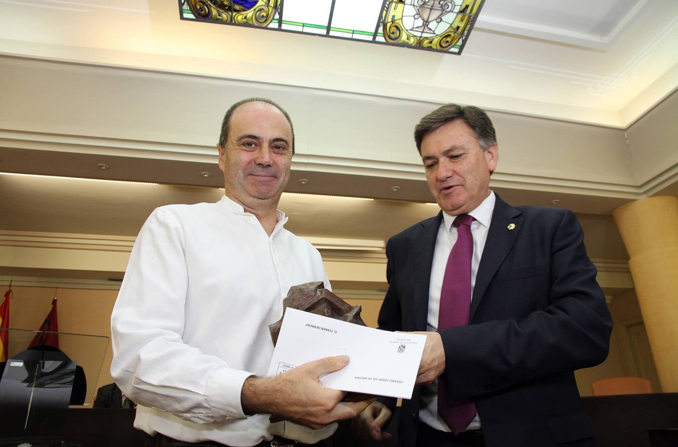 El poeta Fermín Herrero recoge en Segovia el XXIV Premio de Poesía Gil de Biedma