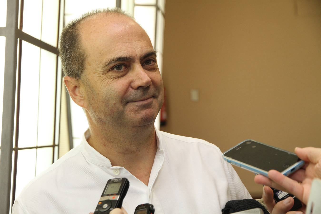 El poeta Fermín Herrero recoge en Segovia el XXIV Premio de Poesía Gil de Biedma