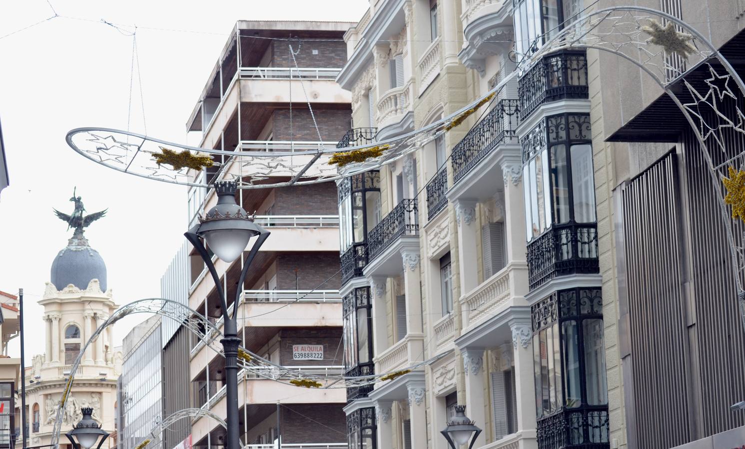 Instalación de las nuevas luces de Navidad en la calle Santiago de Valladolid