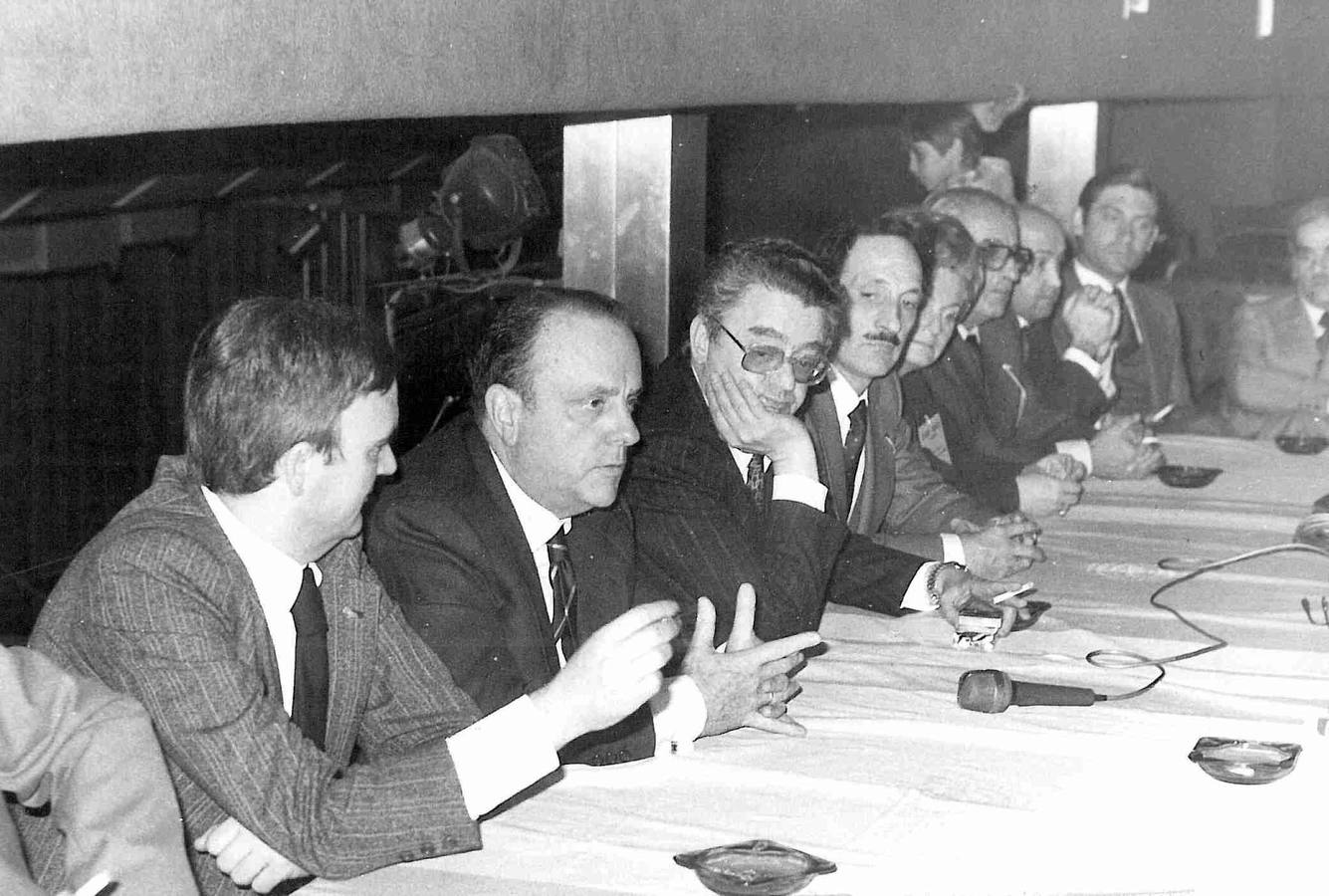 Manuel Fraga con miembros de AP de Valladolid.