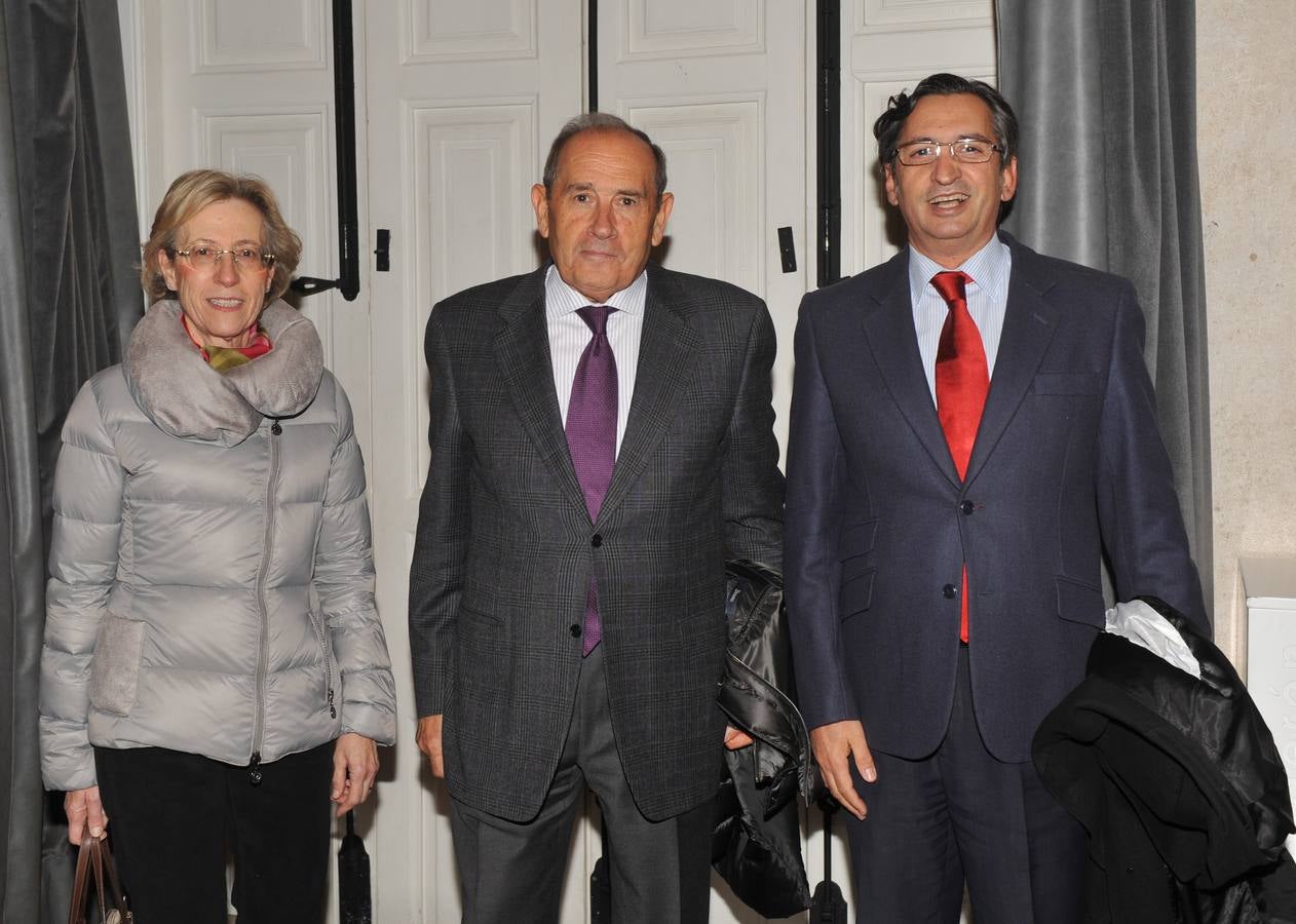 Gloria del Barrio y Edmundo Bayón, de Protos, y Juan Carlos de Margarida, del Colegio de Economistas.