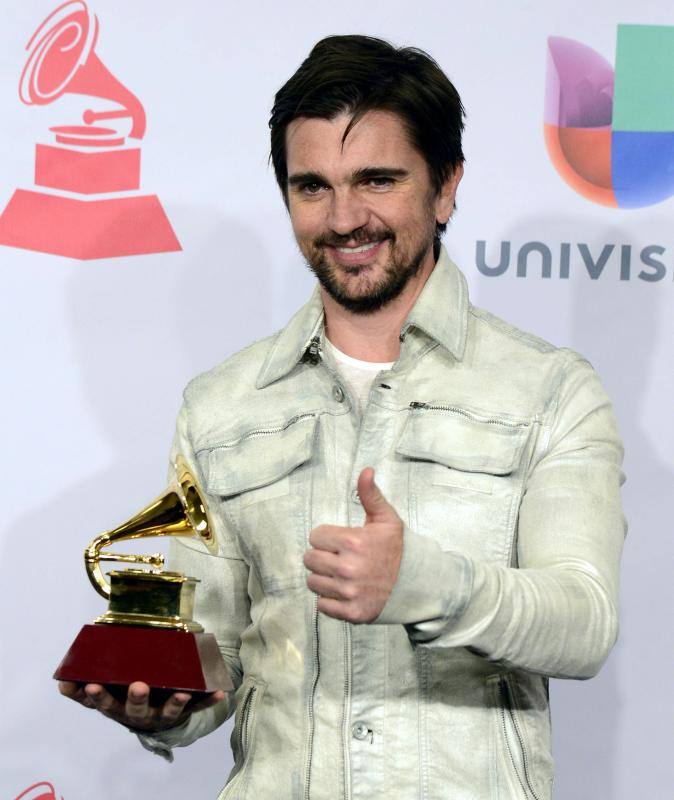 El colombiano Juanes posa con su Grammy Latino al mejor álbum de pop por 'Loco de Amor´.