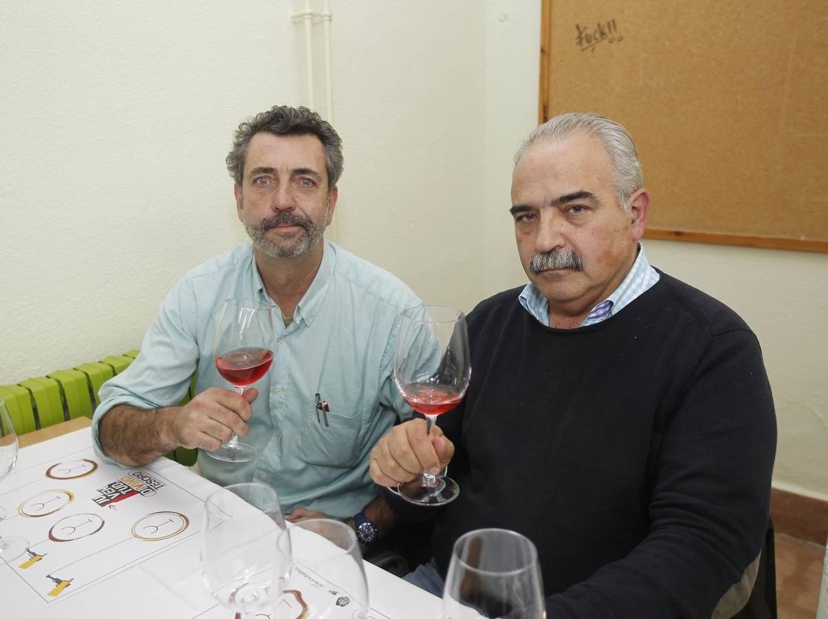 Ángel Astudillo y José Antonio Fernández, director de la Estación Enológica y profesor.