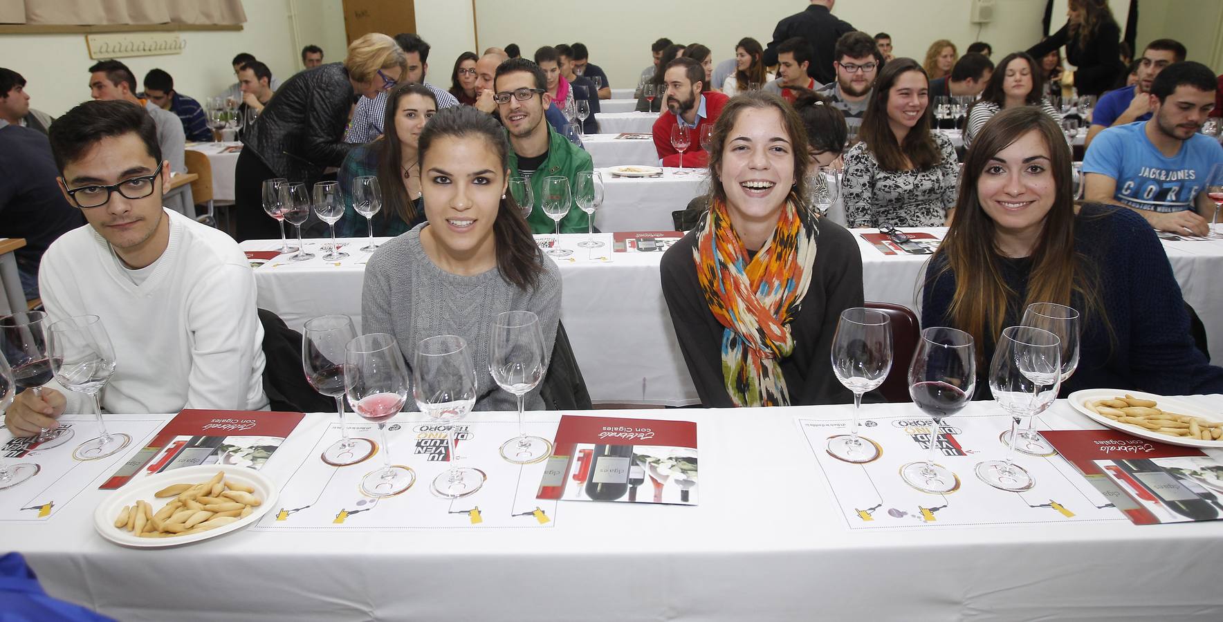 Pablo Javier Parra, Prados Ordúñez, Ana López y Cristina Juver, alumnos del Grado en Enología.