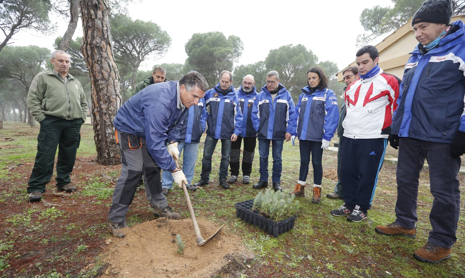 Socios de Turismoto plantan 140 árboles en la antigua sede de Pingüinos