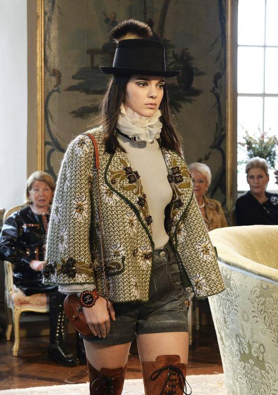 La modelo estadounidense Kendall Jenner desfila con una creación de Karl Lagerfeld.