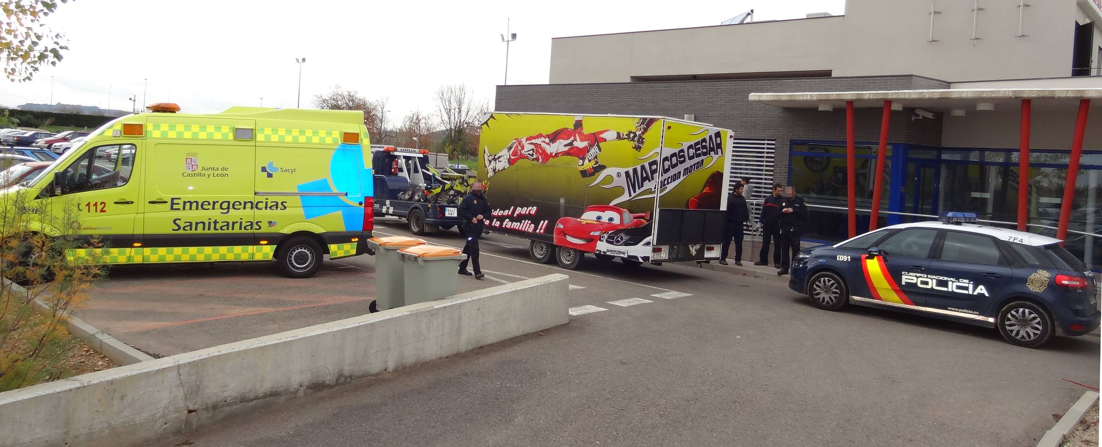 La grúa municipal retira una caravana publicitaria de las inmediaciones del Carrefour de Barrio España