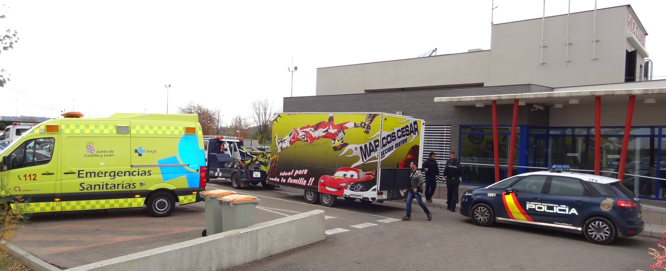 La grúa municipal retira una caravana publicitaria de las inmediaciones del Carrefour de Barrio España