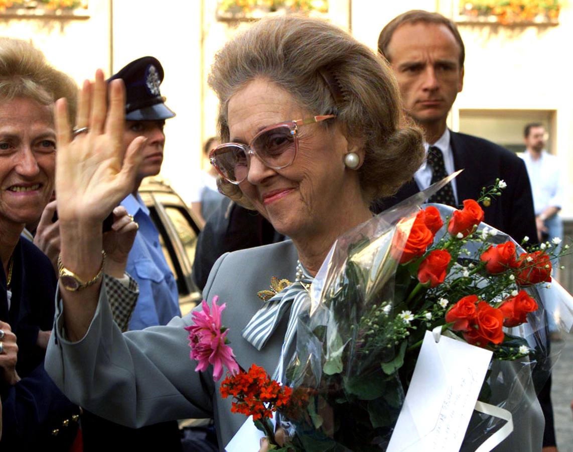 Tras el fallecimiento del rey, en 1993, pasó de ostentar el título de Su majestad la reina de los belgas al de Su majestad la reina Fabiola de Bélgica.