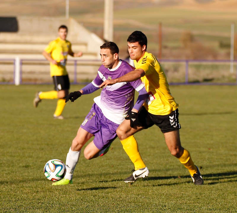 Partido de fútbol entre el Becerril y La Bañeza (1-4)