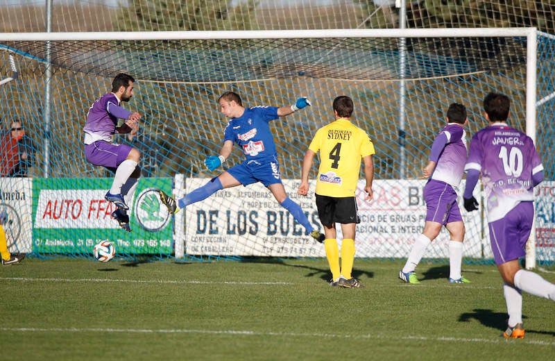 Partido de fútbol entre el Becerril y La Bañeza (1-4)
