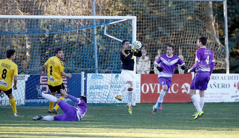 Partido de fútbol entre el Becerril y La Bañeza (1-4)