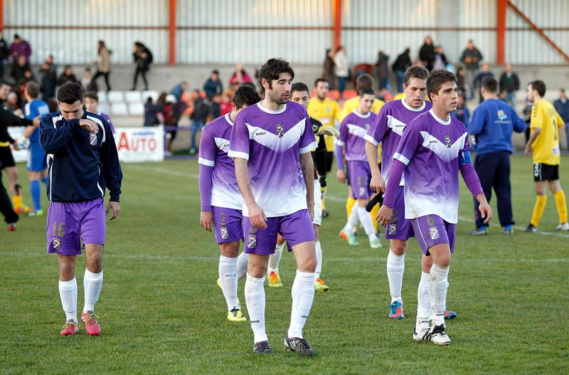 Partido de fútbol entre el Becerril y La Bañeza (1-4)