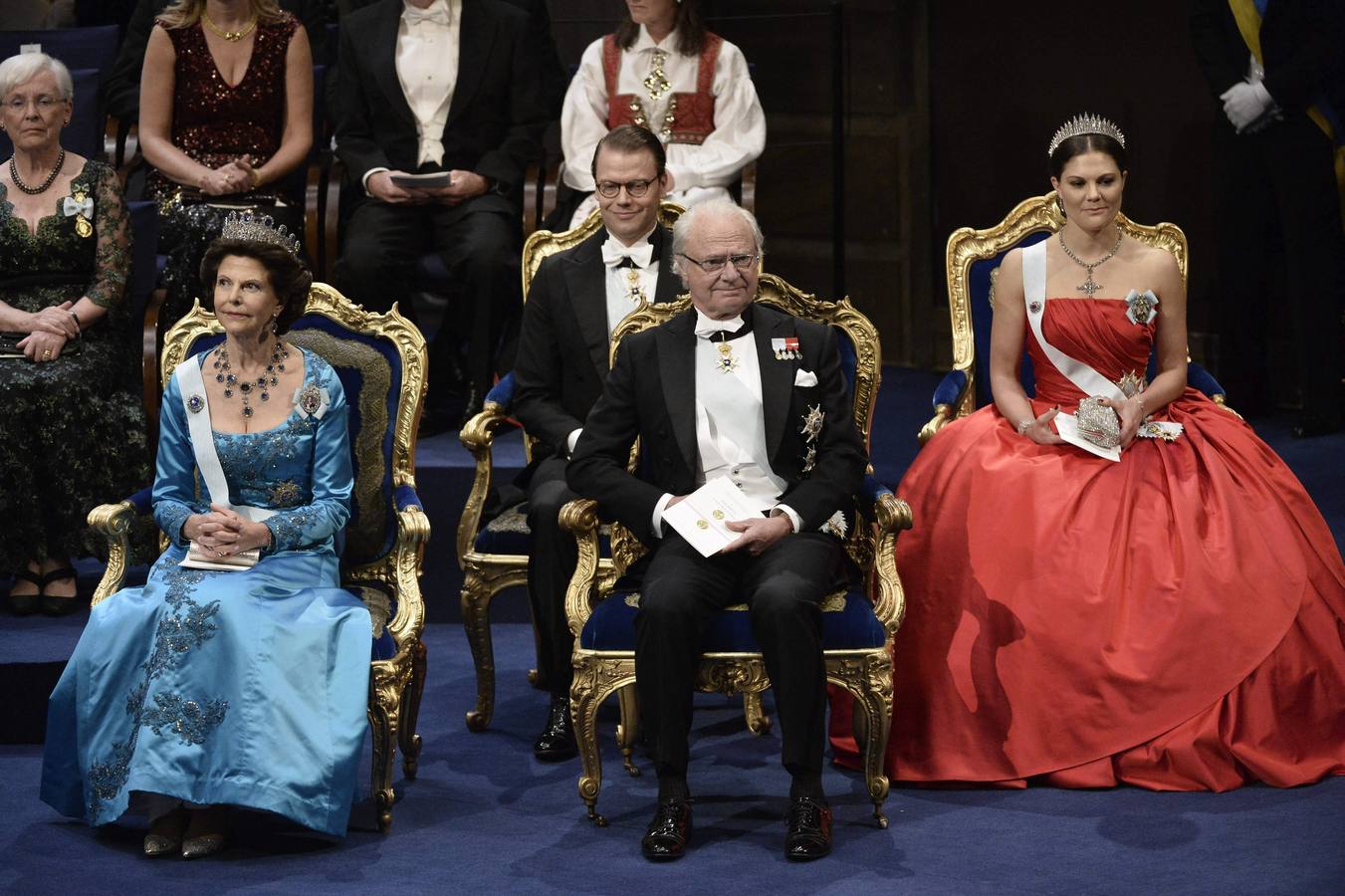 La familia real sueca, al completo. ESTOCOLMO (SUECIA). La familia real sueca acudió hoy al completo a la ceremonia de entrega de los Premios Nobel, después de que el año pasado la princesa heredera Victoria se ausentara para asistir en Johannesburgo a los funerales por Nelson Mandela.