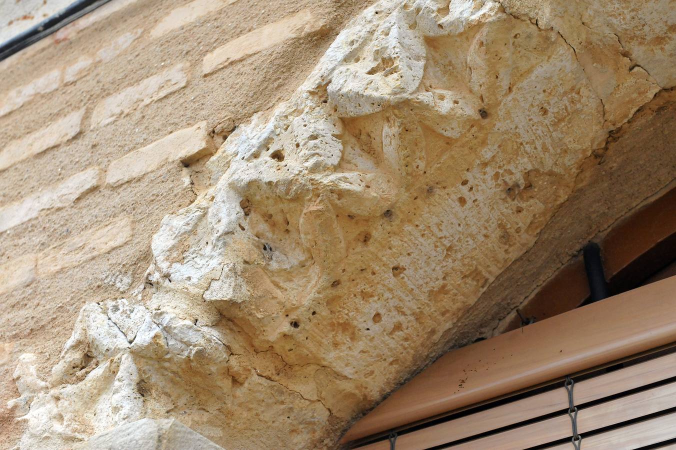 Ceinos de Campos recupera los restos de los arcos de la antigua iglesia de Santa María del Temple