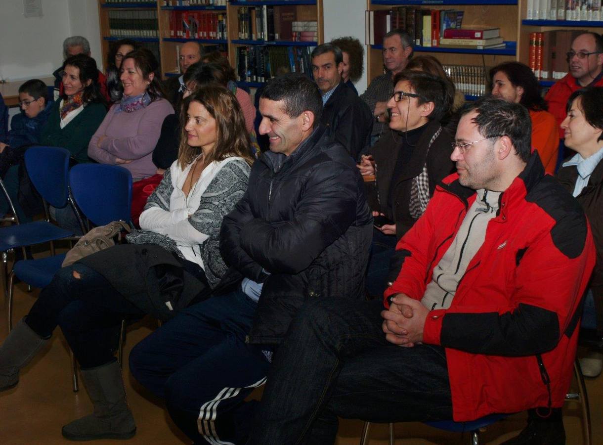 Encuentro poético-literario de Carlos Aganzo en la biblioteca de Íscar