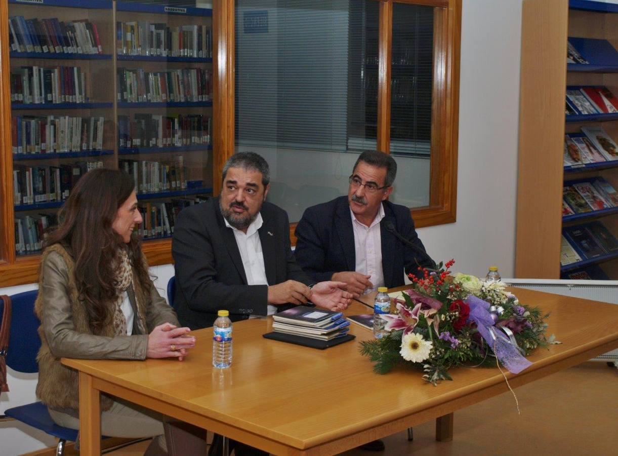 Encuentro poético-literario de Carlos Aganzo en la biblioteca de Íscar