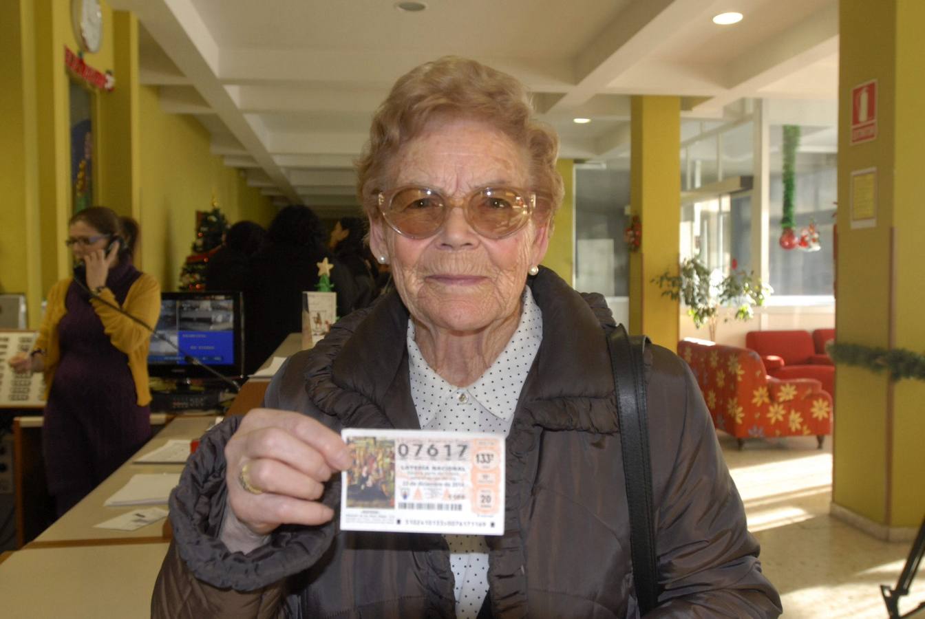 Armunia (León). Una señora de la residencia de ancianos de la localidad de Armunia (León) que ha adquirido treinta series del número 7.617, agraciado con uno de los cuartos premios dotados con 200.000 euros a la serie (20.000 euros al décimo), muestra su décimo.