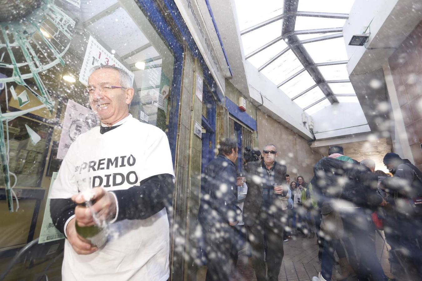 Boñar (León). El dueño de la administración de la localidad leonesa de Boñar, ubicada en la calle Concordia, celebra la venta de cuatro millones del Gordo, el 13437.