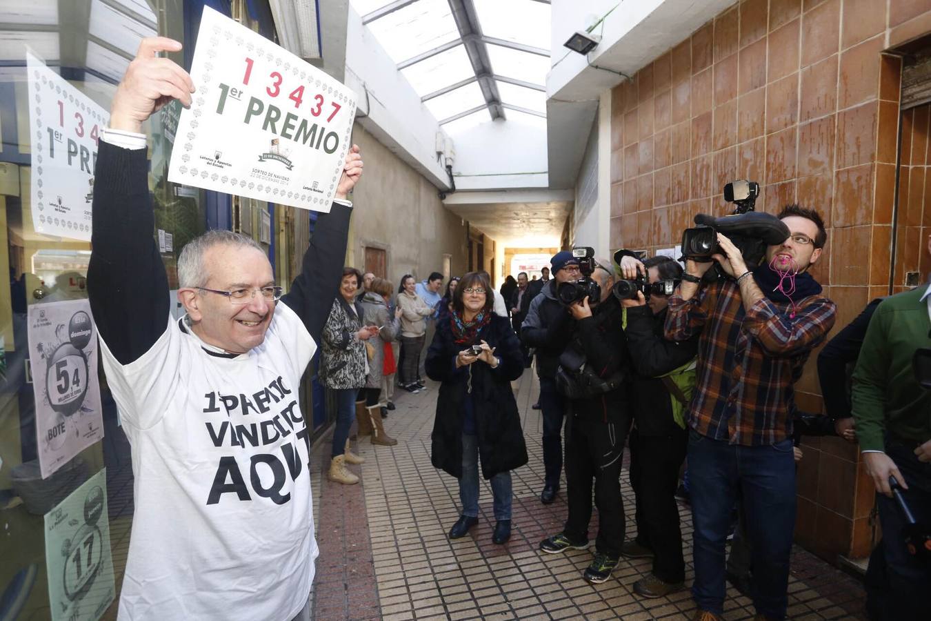 Boñar (León). El dueño de la administración de la localidad leonesa de Boñar, ubicada en la calle Concordia, celebra la venta de cuatro millones del Gordo, el 13437.