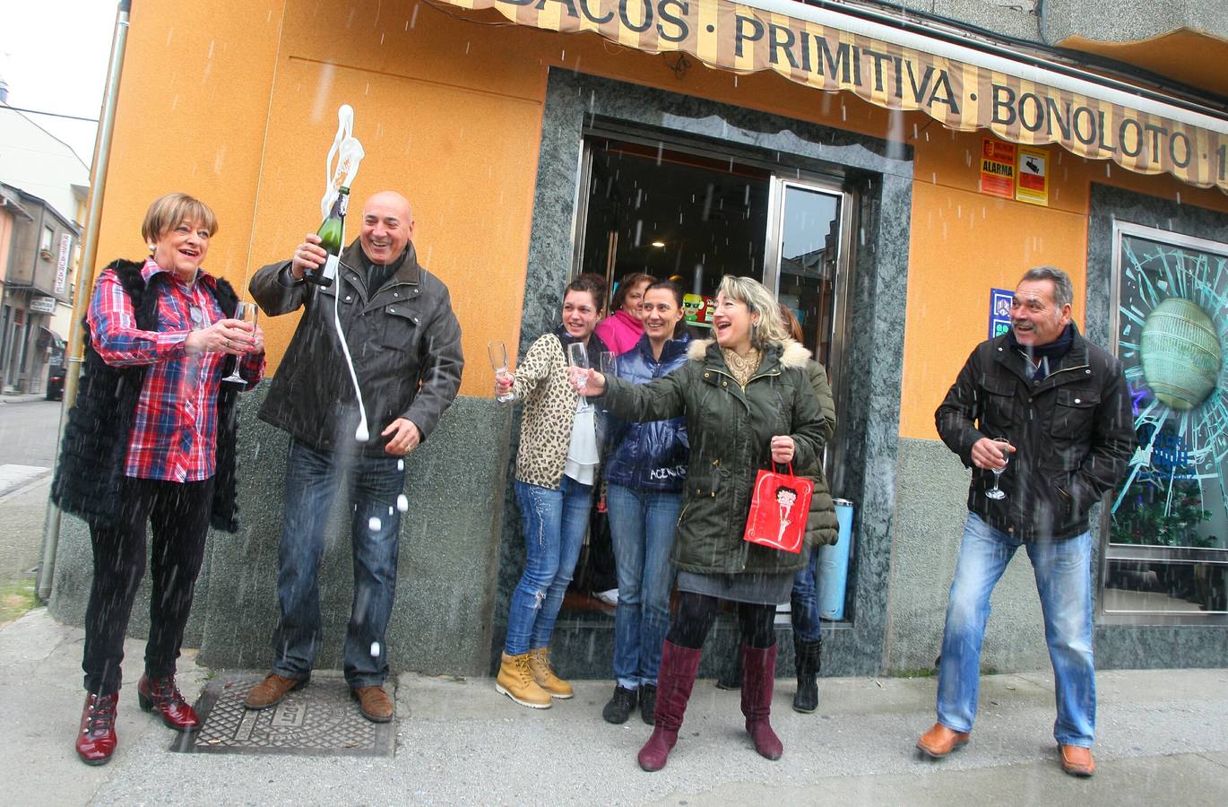 Ponferrada (León). El estanco del barrio ponferradino de Cuatrocientos reparte parte del segundo premio.