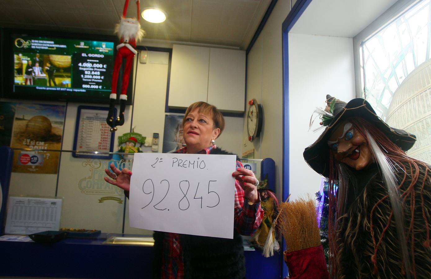Ponferrada (León). El estanco del barrio ponferradino de Cuatrocientos reparte parte del segundo premio.