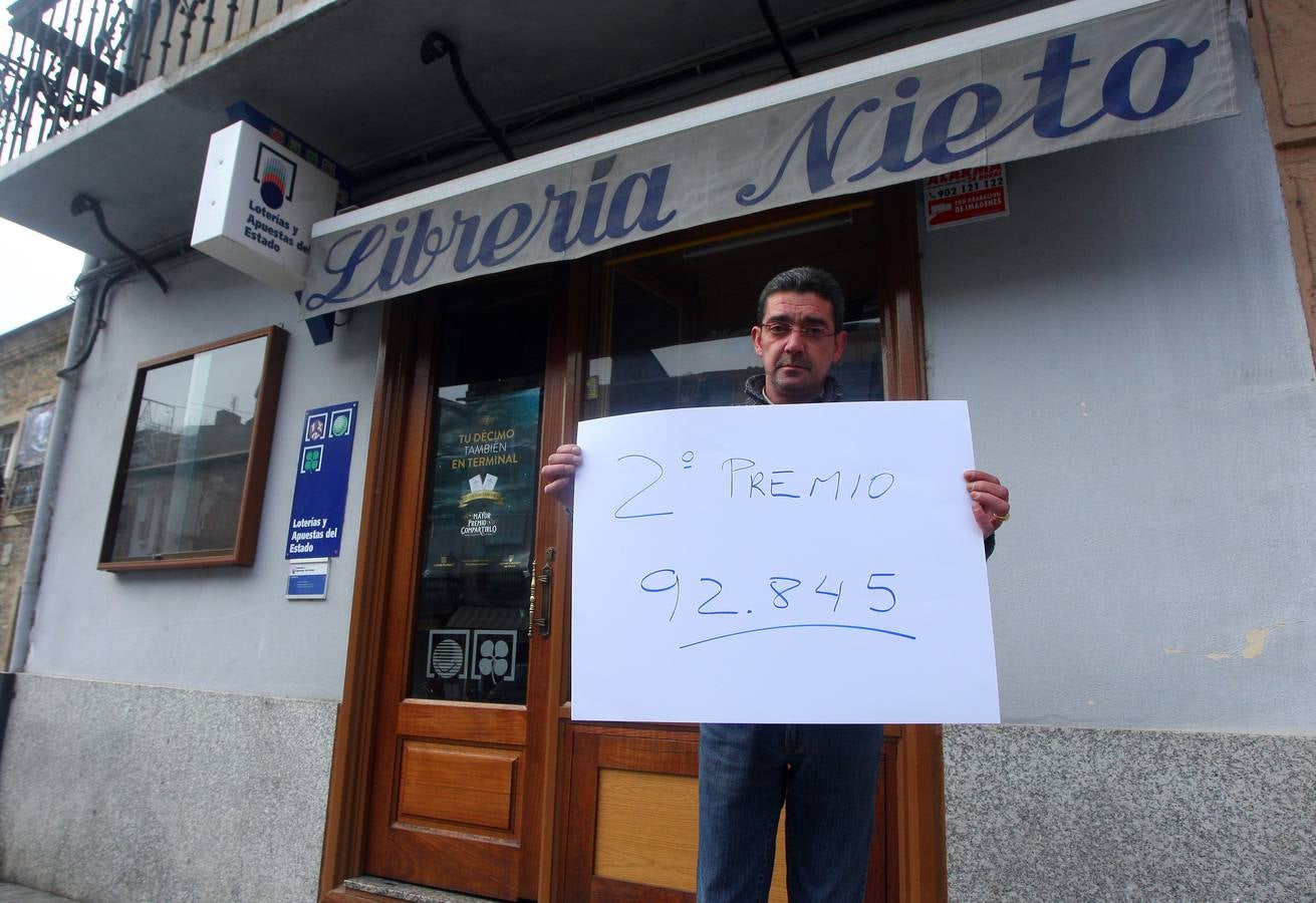 Villafranca del Bierzo (León). Jose César Ardura, regente de la administración ubicada en la librería Nieto de Villafranca del Bierzo (León), en la que ha vendido un décimo del segundo premio.