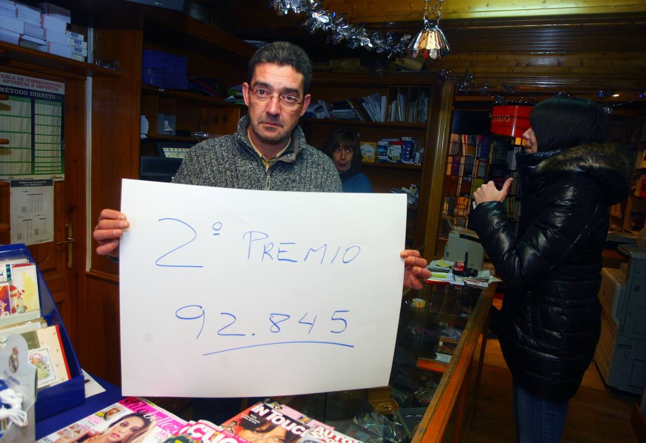 Villafranca del Bierzo (León). Jose César Ardura, regente de la administración ubicada en la librería Nieto de Villafranca del Bierzo (León), en la que ha vendido un décimo del segundo premio.