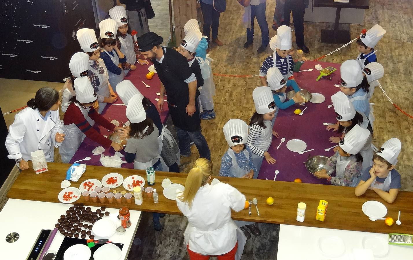 El ‘top chef’ Javier Peña supervisa un taller de cocina para niños en los fogones de The Singular Kitchen de Valladolid