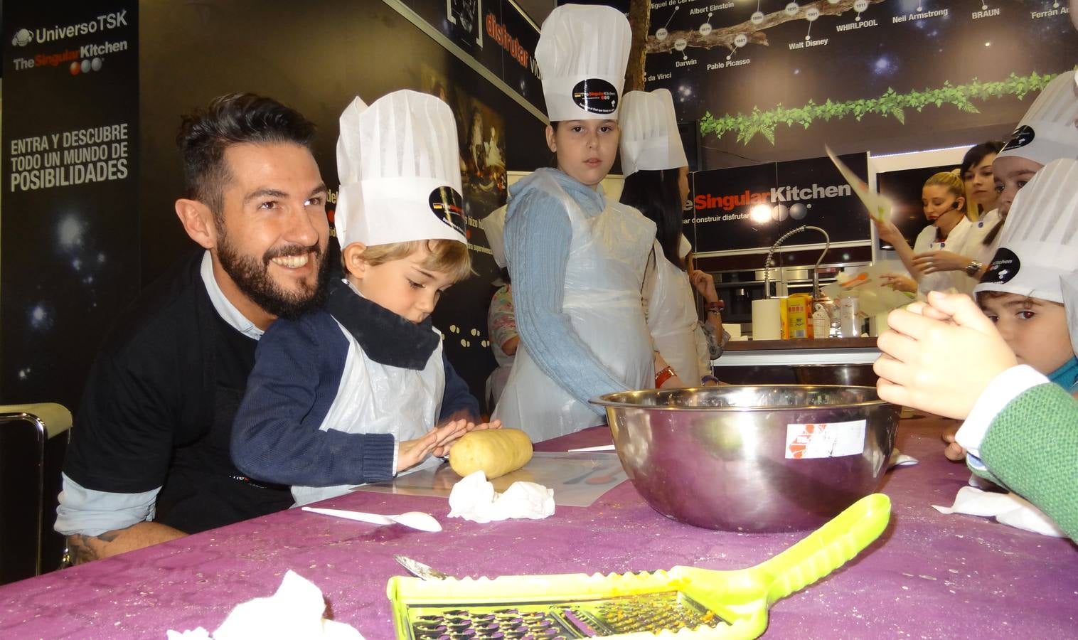 El ‘top chef’ Javier Peña supervisa un taller de cocina para niños en los fogones de The Singular Kitchen de Valladolid