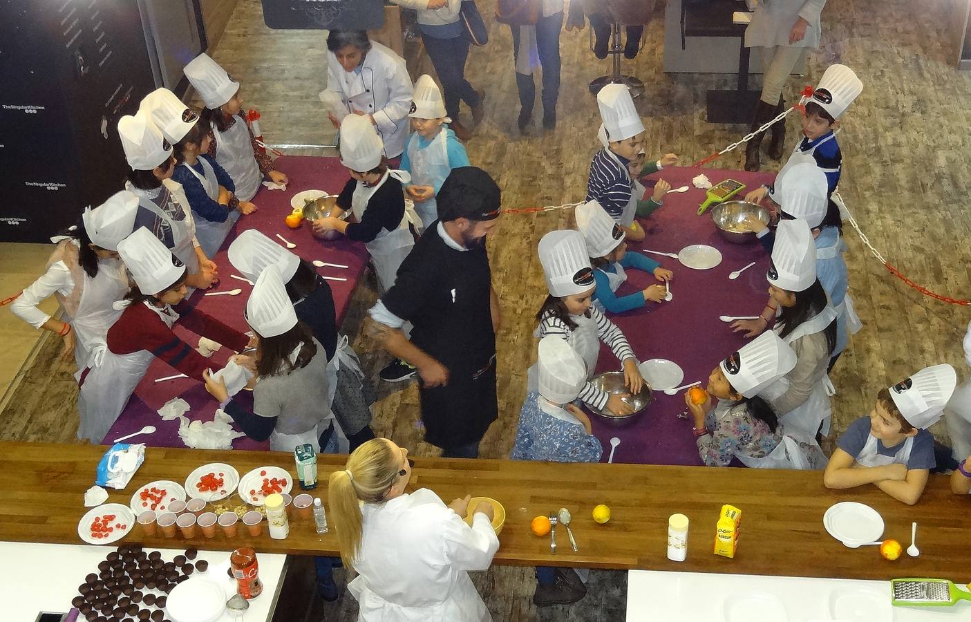 El ‘top chef’ Javier Peña supervisa un taller de cocina para niños en los fogones de The Singular Kitchen de Valladolid