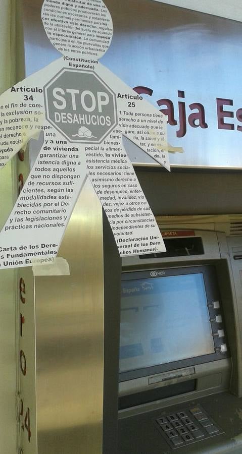 Stop Desahucios empapela los bancos de Valladolid