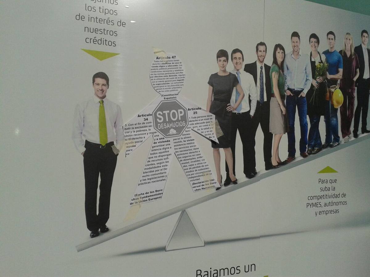 Stop Desahucios empapela los bancos de Valladolid