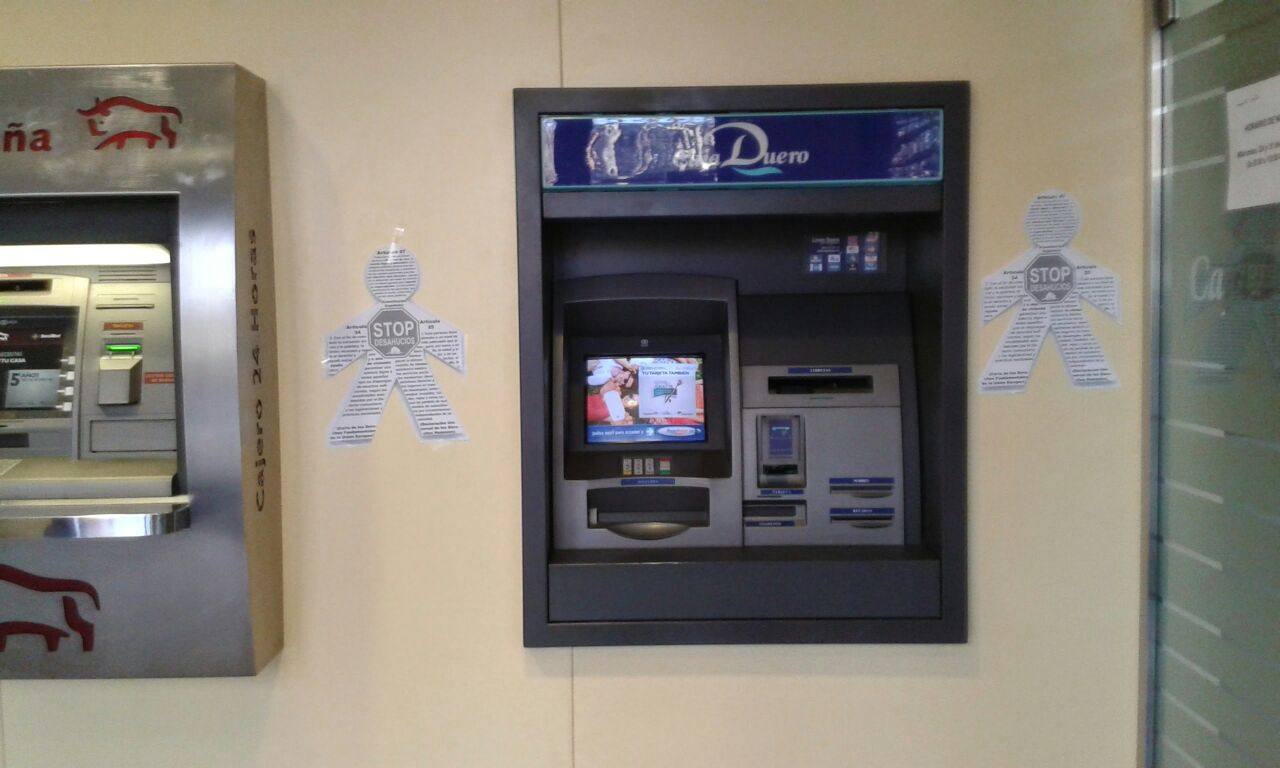 Stop Desahucios empapela los bancos de Valladolid