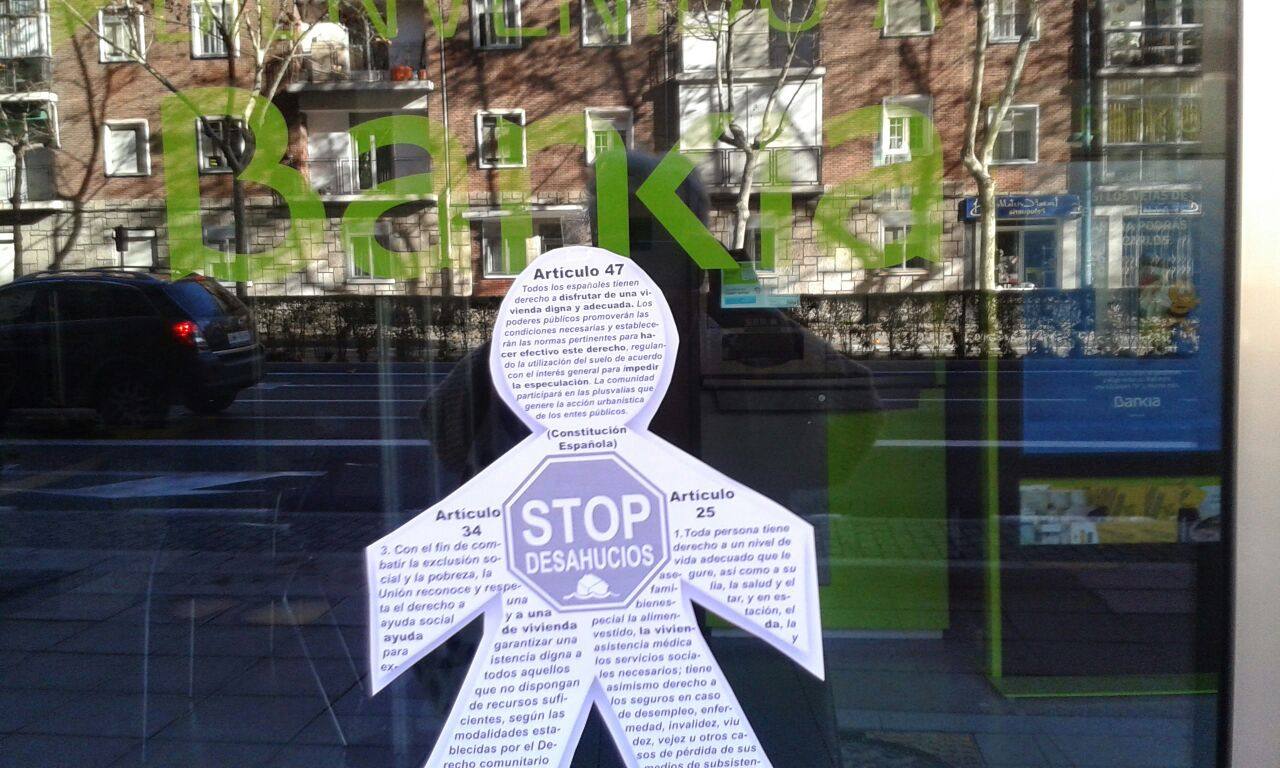 Stop Desahucios empapela los bancos de Valladolid